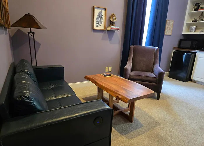 Natchez Manor Bed & Breakfast