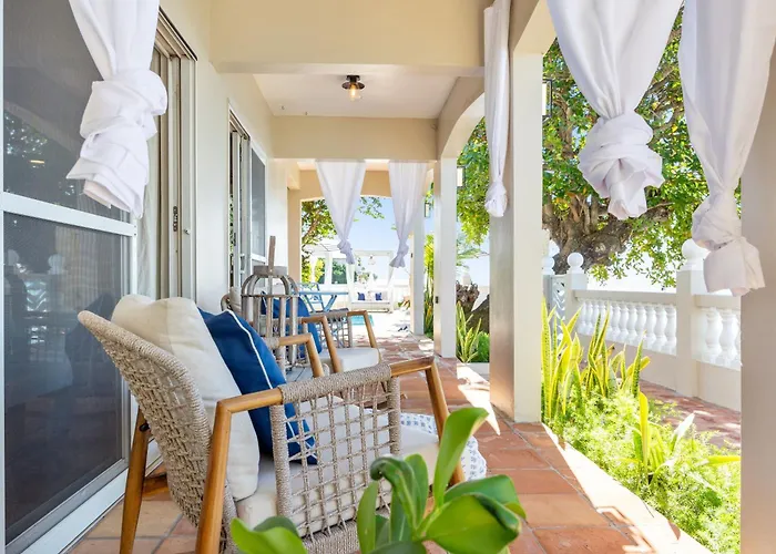 Tres Sirenas Beach Inn