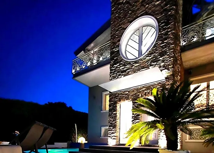 Bellavista Exclusive B&B In Zona Centrale Con Piscina Riscaldata-Jacuzzi Vista Lago La Colazione Viene Servita In Una Pasticceria Esclusiva In Centro-Vicina Alla Struttura-Animali Di Piccola Taglia Ammessi Su Richiesta Anticipata