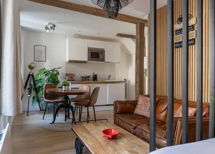 La Maison Du Corsaire Et Les Ateliers - Deux Adresses A Honfleur