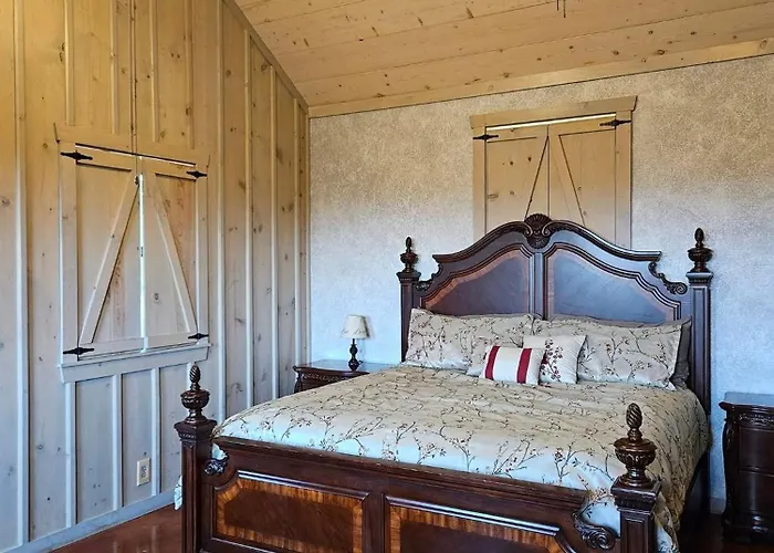 Breezy Hills Cottages - Moonlight Cottage