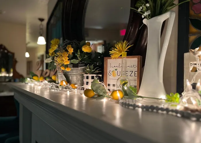 Lawrence Bed & Breakfasts 