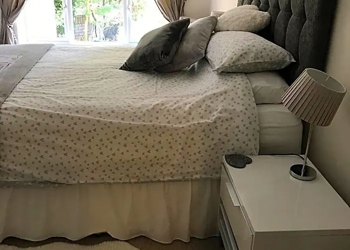 Luxury 3 Bedded Room With Sea Views And Parking