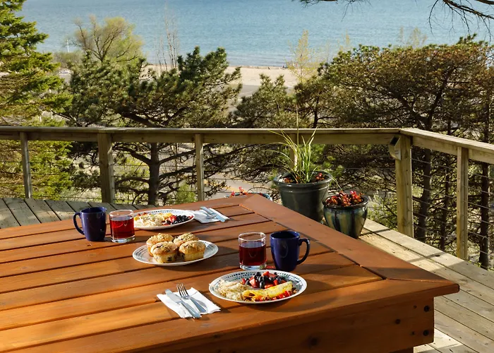 Looking Glass Beachfront Inn