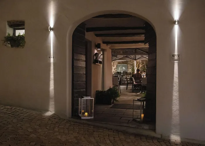 Uve Rooms & Wine Bar