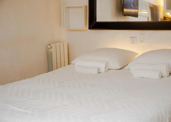 Chateau (Saone-et-Loire) Bed & Breakfasts 