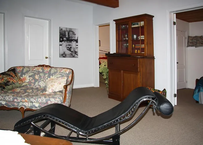 2 Moon Cottage