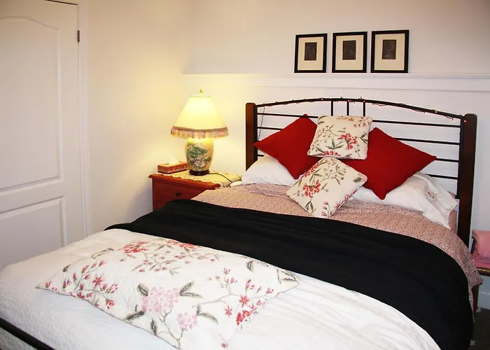 2 Moon Cottage
