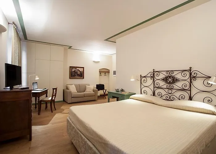 Borromeo Rooms Bed & Living