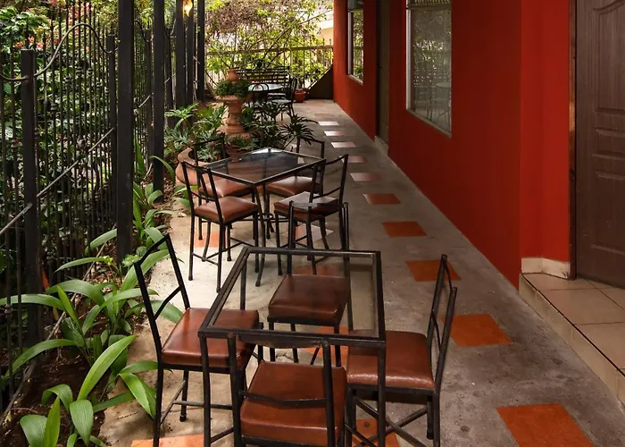 Melrost Airport Bed & Breakfast