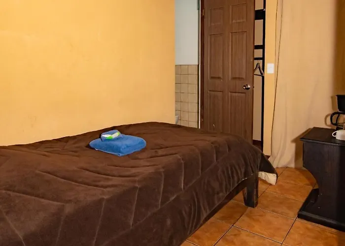 Melrost Airport Bed & Breakfast