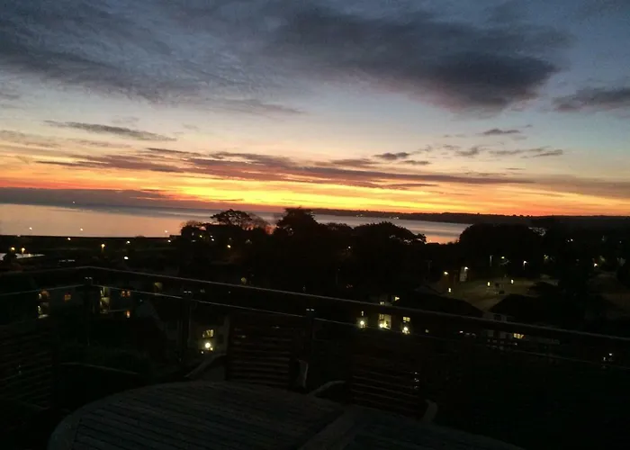 Luxury 3 Bedded Room With Sea Views And Parking